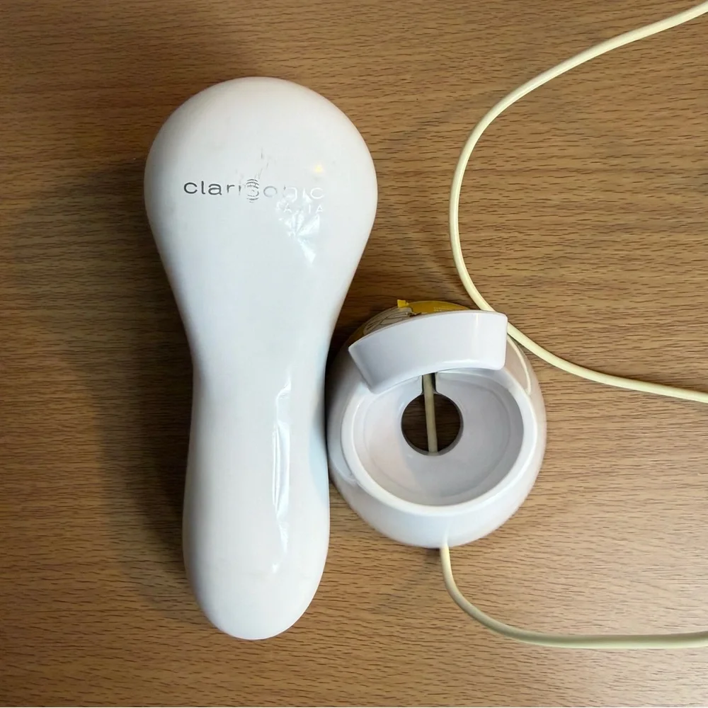 The Clarisonic Aria 3 Speed Facial Cleansing Brush